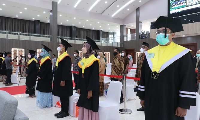 Prosesi-wisuda-Universitas-Nasional-yang-diselenggarakan-secara-daring-dan-luring-pada-Sabtu-20-11-2021-di-Gedung-Auditorium-UNAS-3-668x400